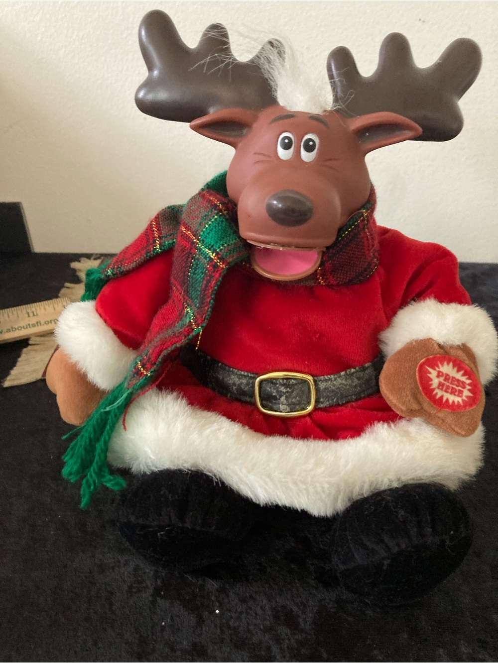 Dan Dee Animated Singing Dancing Christmas Reindeer Décor in Red Santa Plus 1999